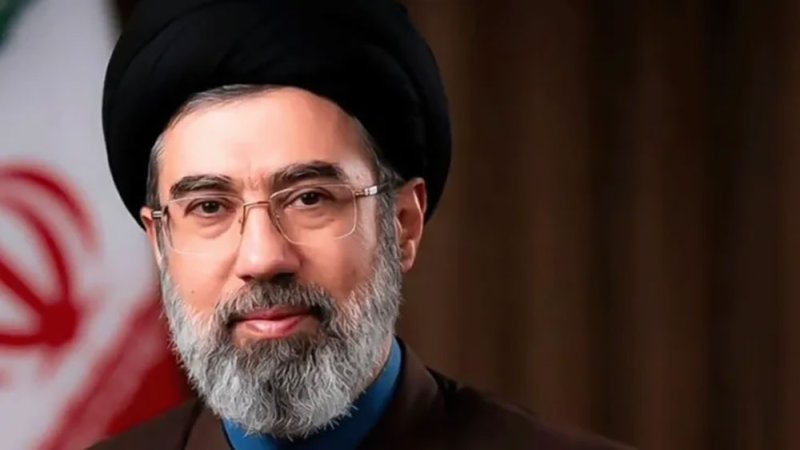 التلغراف: مجتبى خامنئي نجا من الموت بعدما غادر مقر اجتماع والده قبل دقائق من قصفه