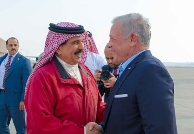 جلالة الملك المعظم في مقدمة مستقبلي جلالة العاهل الأردني لدى وصوله إلى البلاد