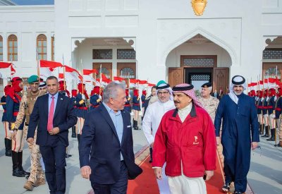 جلالة الملك المعظم في مقدمة مودعي جلالة العاهل الأردني لدى مغادرته البلاد