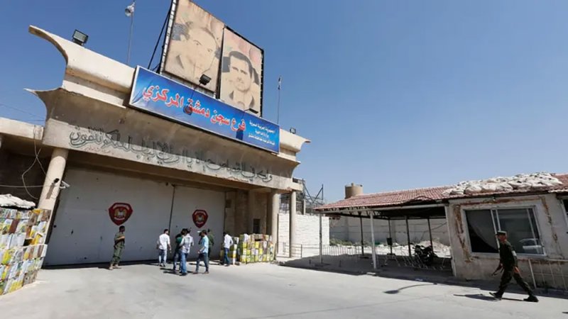 عذّب وكذب.. مدير سجن عدرا يواجه عقوبة قصوى بأميركا