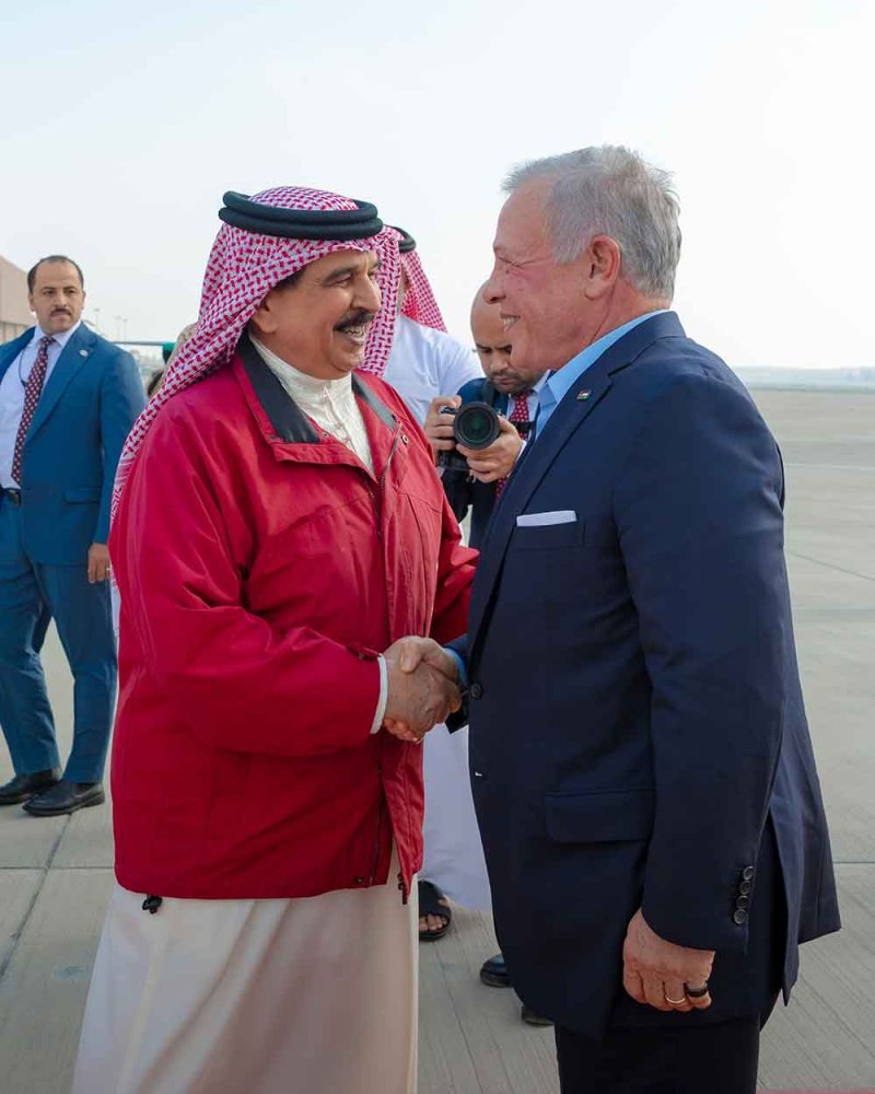 جلالة الملك المعظم في مقدمة مستقبلي جلالة العاهل الأردني لدى وصوله إلى البلاد