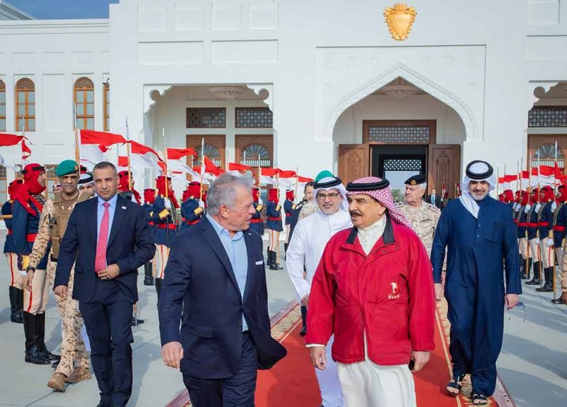 جلالة الملك المعظم في مقدمة مودعي جلالة العاهل الأردني لدى مغادرته البلاد