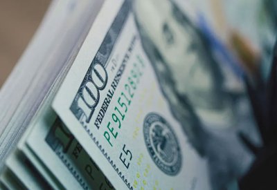 الدولار ينخفض وسط بوادر على تجدد شهية المخاطرة