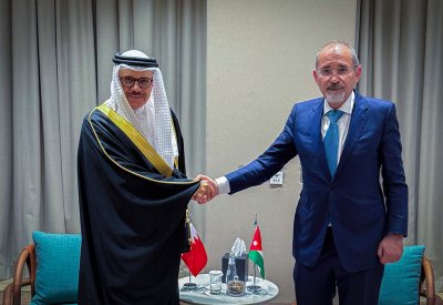 وزير الخارجية يلتقي مع نائب رئيس الوزراء وزير الخارجية وشؤون المغتربين في المملكة الأردنية الهاشمية