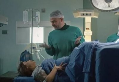 "كبرتوا الموضوع ليه".. محمد عادل إمام يعتذر عن مشهد الولادة