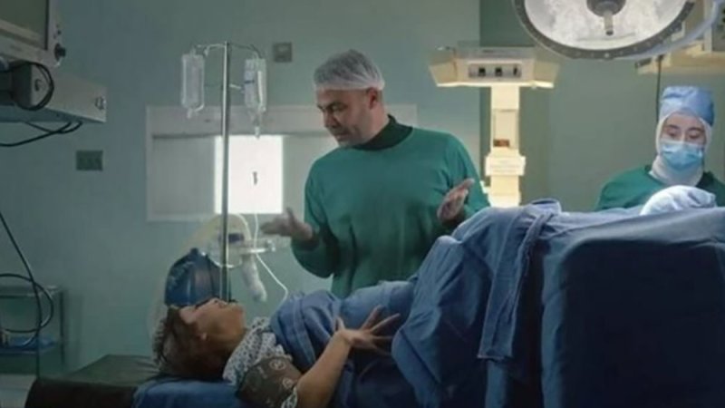 "كبرتوا الموضوع ليه".. محمد عادل إمام يعتذر عن مشهد الولادة