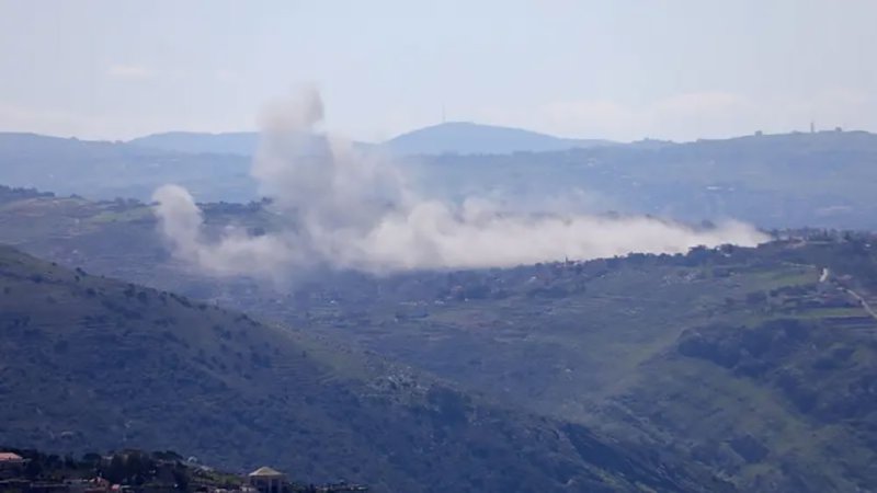 إسرائيل تكثف غاراتها على لبنان.. وتنشر صوراً لاستهدافها عناصر حزب الله