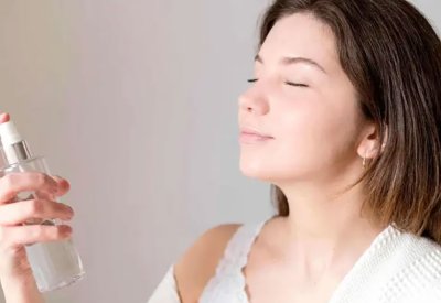 رذاذ ماء الورد للبشرة.. انتعاش مع أول نسمة ربيعية