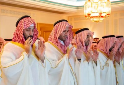 ولي العهد السعودي يؤدي صلاة عيد الفطر في مكة