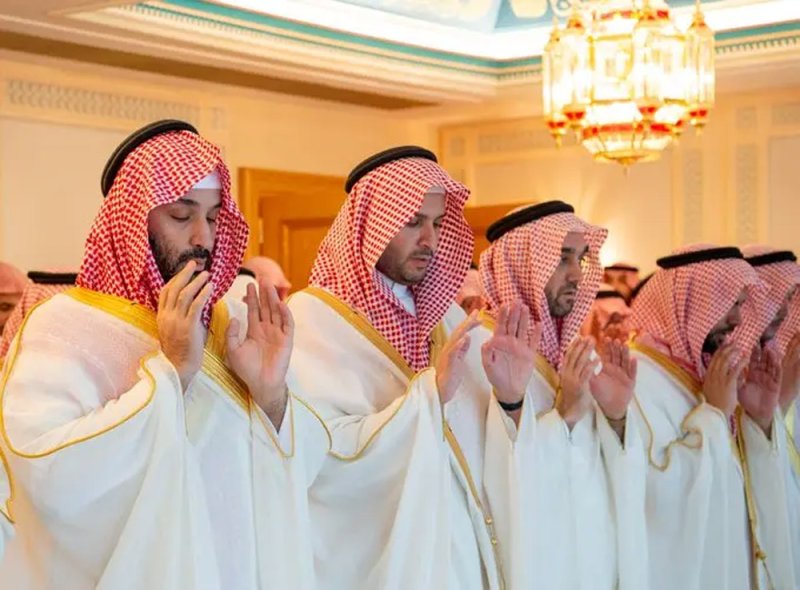 ولي العهد السعودي يؤدي صلاة عيد الفطر في مكة