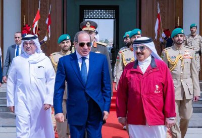 جلالة الملك المعظم في مقدمة مودعي فخامة الرئيس المصري لدى مغادرته البلاد