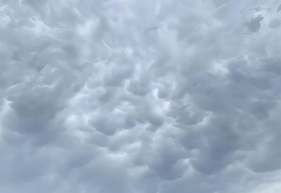 تعاقب غيوم "الماماتوس" و"الرف" في سماء البحرين يجلب الأمطار الرعدية