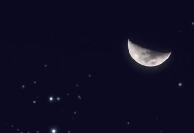 في مشهد سماوي بديع.. القمر يقترن بالثريا الليلة
