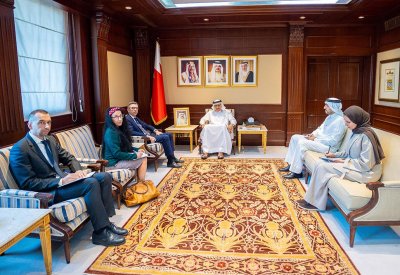 وزير الخارجية يستقبل سفير الجمهورية الفرنسية لدى مملكة البحرين