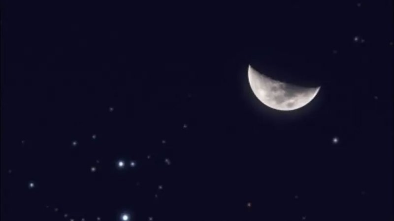 في مشهد سماوي بديع.. القمر يقترن بالثريا الليلة