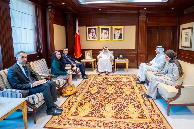 وزير الخارجية يستقبل سفير الجمهورية الفرنسية لدى مملكة البحرين