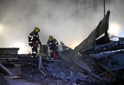 الدفاع المدني يتمكن من إخماد حريق اندلع في منشأة تابعة لإحدى الشركات جراء العدوان الإيراني الآثم