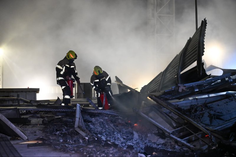 الدفاع المدني يتمكن من إخماد حريق اندلع في منشأة تابعة لإحدى الشركات جراء العدوان الإيراني الآثم