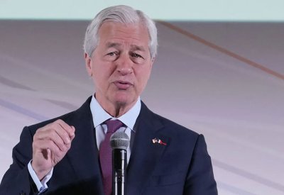 رئيس جيه.بي مورغان: متفائلون بعض الشيء بشأن الصراع مع إيران