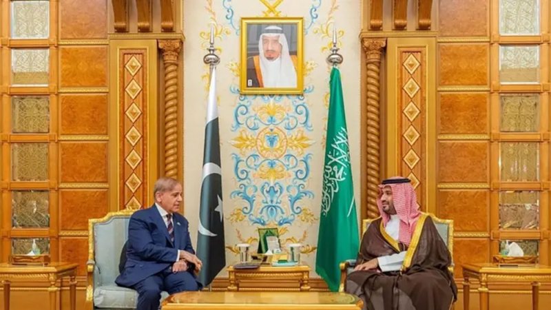 ولي العهد السعودي يبحث مع رئيس وزراء باكستان تداعيات التصعيد العسكري