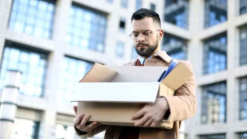 "ميتا" تسرح المئات من موظفيها