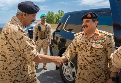 جلالة الملك المعظم القائد الأعلى للقوات المسلحة يلتقي بعدد من ضباط قوة دفاع البحرين