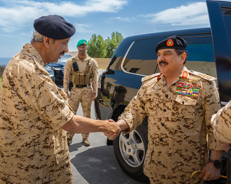 جلالة الملك المعظم القائد الأعلى للقوات المسلحة يلتقي بعدد من ضباط قوة دفاع البحرين