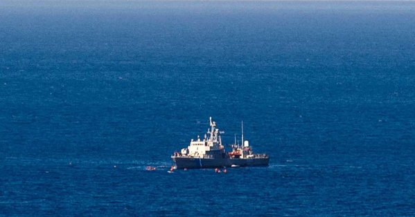 مأساة المتوسط.. 22 مهاجرا أُلقيت جثثهم في البحر