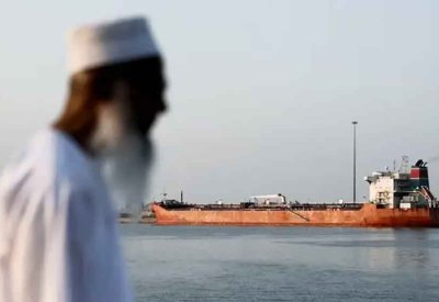 بحارة عالقون قرب مضيق هرمز يطلبون المساعدة
