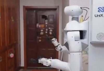 فيديو لروبوت يقوم بأعمال المنزل من تنظيف وتحضير الطعام ببراعة فائقة