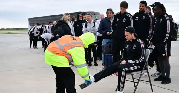 قلق قبل كأس العالم.. أميركا تفتش لاعبي بلجيكا في مدرج المطار