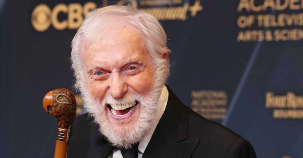 ديك فان دايك يكشف سرّ المئة عام: التفاؤل أسلوب حياة يطيل العمر