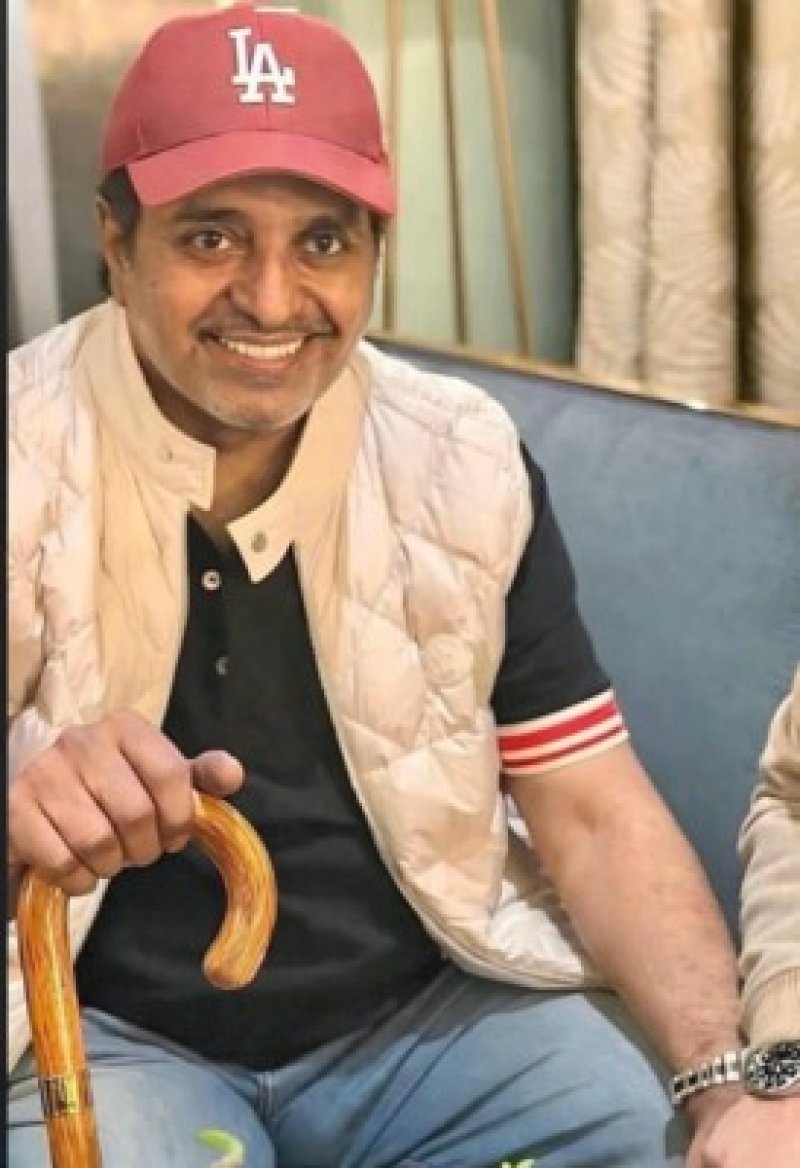 صورة لراشد الماجد بالعكاز تثير تساؤلات حول حالته وحقيقتها؟