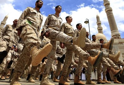 إيران تلعب بورقة الحوثيين لاستهداف الملاحة في البحر الأحمر