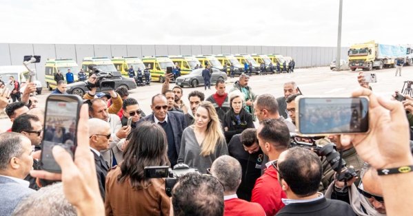 أنجلينا جولي تنقل رسالة استغاثة وصمود من قلب خيام النازحين في غزة