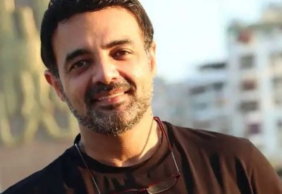 بعد شائعات ارتباطه بفنانة شهيرة.. عمرو محمود ياسين:"جريمة في حق أسرتي"