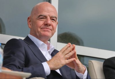 رئيس «فيفا» يتعهد بدعم منتخب إيران بمعسكر تدريبي قبل المونديال