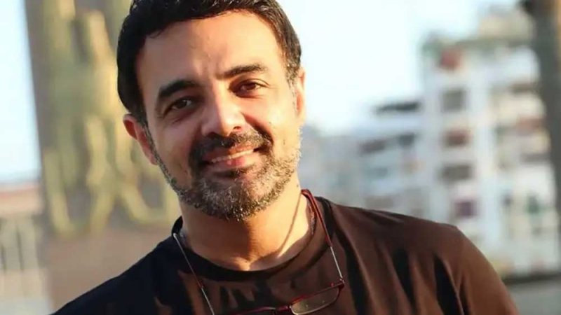 بعد شائعات ارتباطه بفنانة شهيرة.. عمرو محمود ياسين:"جريمة في حق أسرتي"