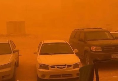حوّلت السماء إلى اللون الأحمر.. عاصفة ترابية تخنق مدناً ليبية