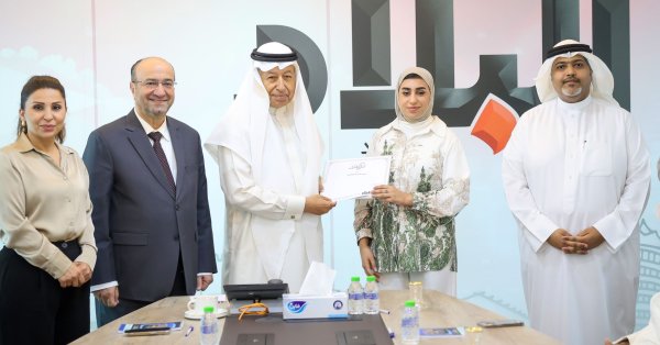 “البلاد” تكرّم موظفي العام رائد أيوب وسارة الحايكي 