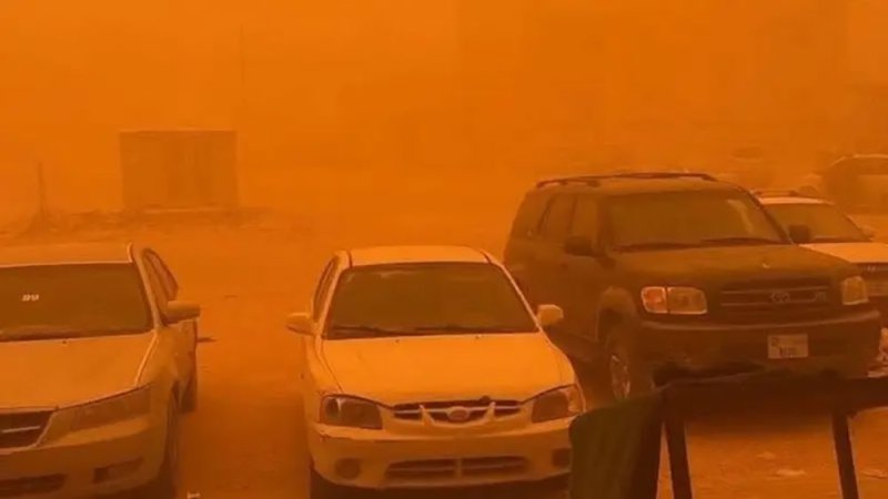 حوّلت السماء إلى اللون الأحمر.. عاصفة ترابية تخنق مدناً ليبية