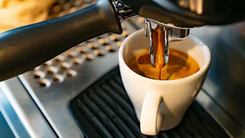 القهوة مساءً قد تغيّر سلوكك دون أن تدرك