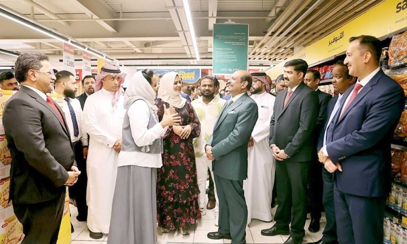 “لولو” تشحن جوًا 650 طنا من المستلزمات لتعزيز الإمدادات الغذائية في البحرين