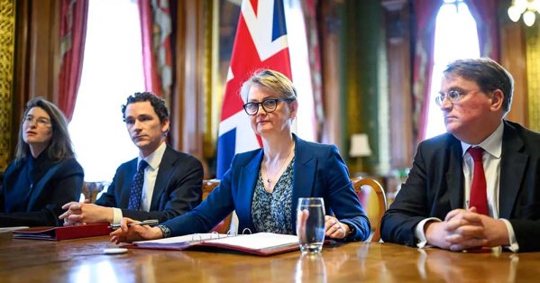 بريطانيا تعلن عن اجتماع عسكري لمناقشة خيارات عملية لفتح مضيق هرمز