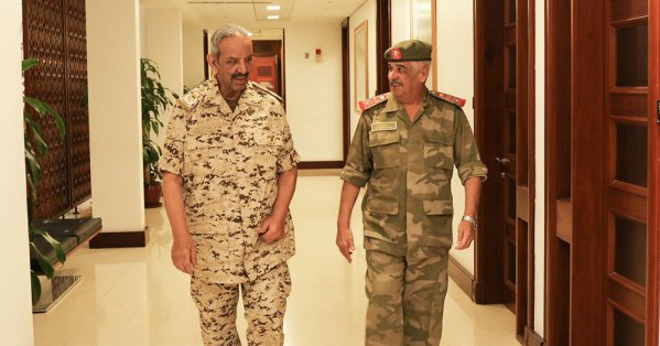 القائد العام لقوة دفاع البحرين يستقبل رئيس الحرس الوطني 