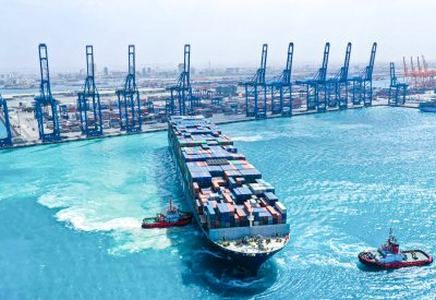 السعودية تعيد تشكيل مسارات الإمداد الخليجي.. 17 ألف شاحنة يوميًّا وممرات برية