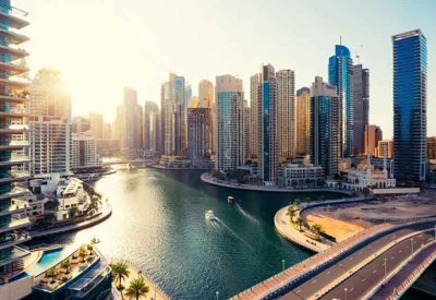 سقوط شظايا على واجهة مبنى في دبي نتيجة اعتراض جوي