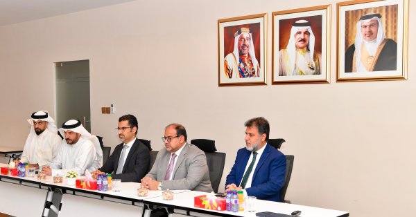 وزير شؤون البلديات والزراعة يزور شركة دلمون للدواجن ويؤكد: تنمية الإنتاج الحيواني ركيزة لتعزيز الأمن الغذائي 