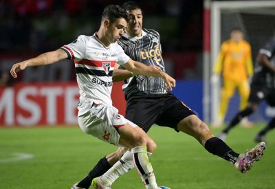بسبب مشاكل في القلب.. نجم برازيلي شهير يعلن اعتزاله