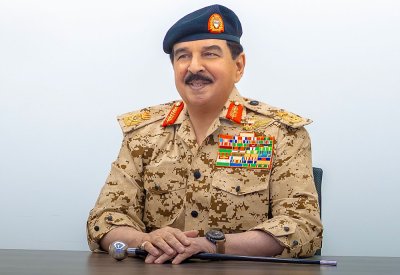 جلالة الملك المعظم القائد الأعلى للقوات المسلحة يلتقي بعدد من منتسبي قوة دفاع البحرين